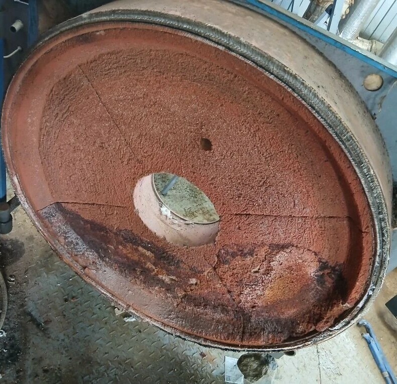 Сегменты крышки котла под замену перед началом работ.