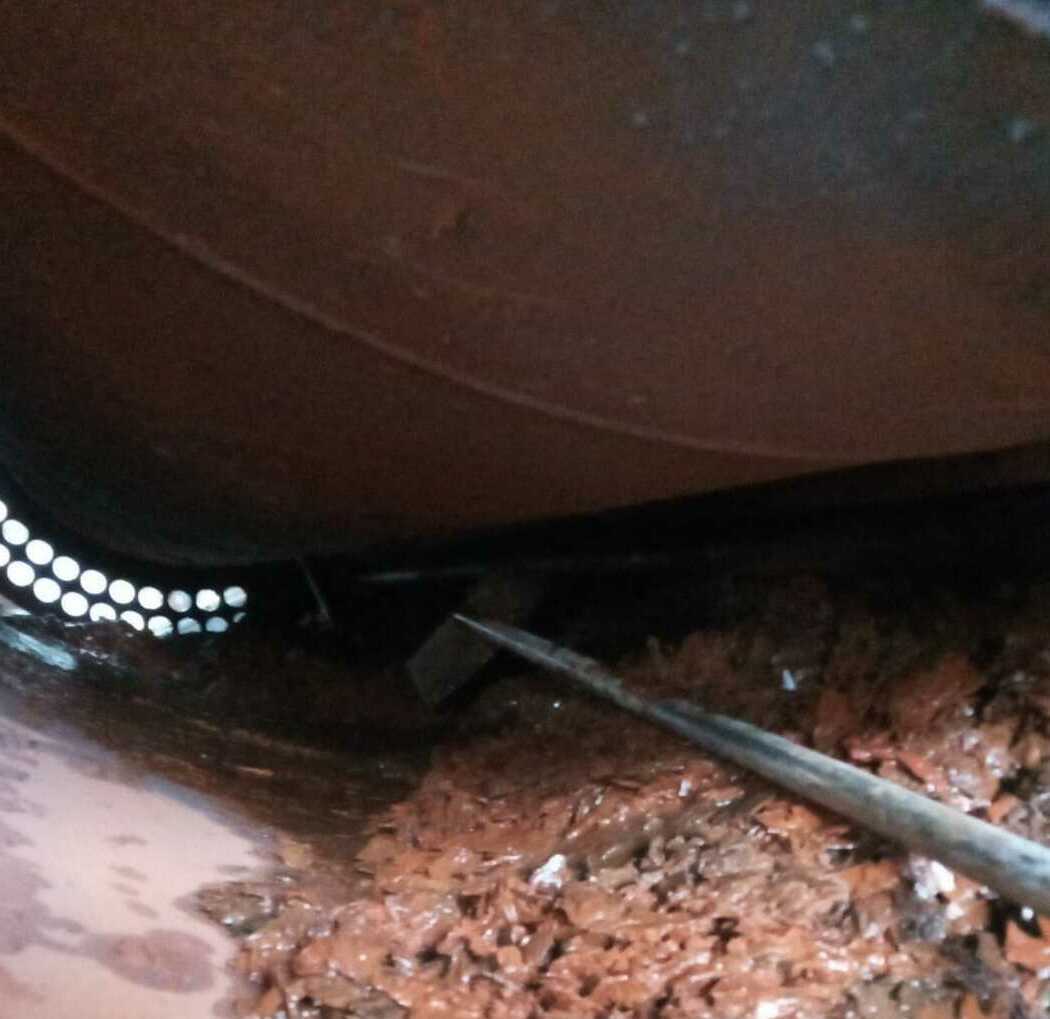 Происходит чистка газового котла котельной