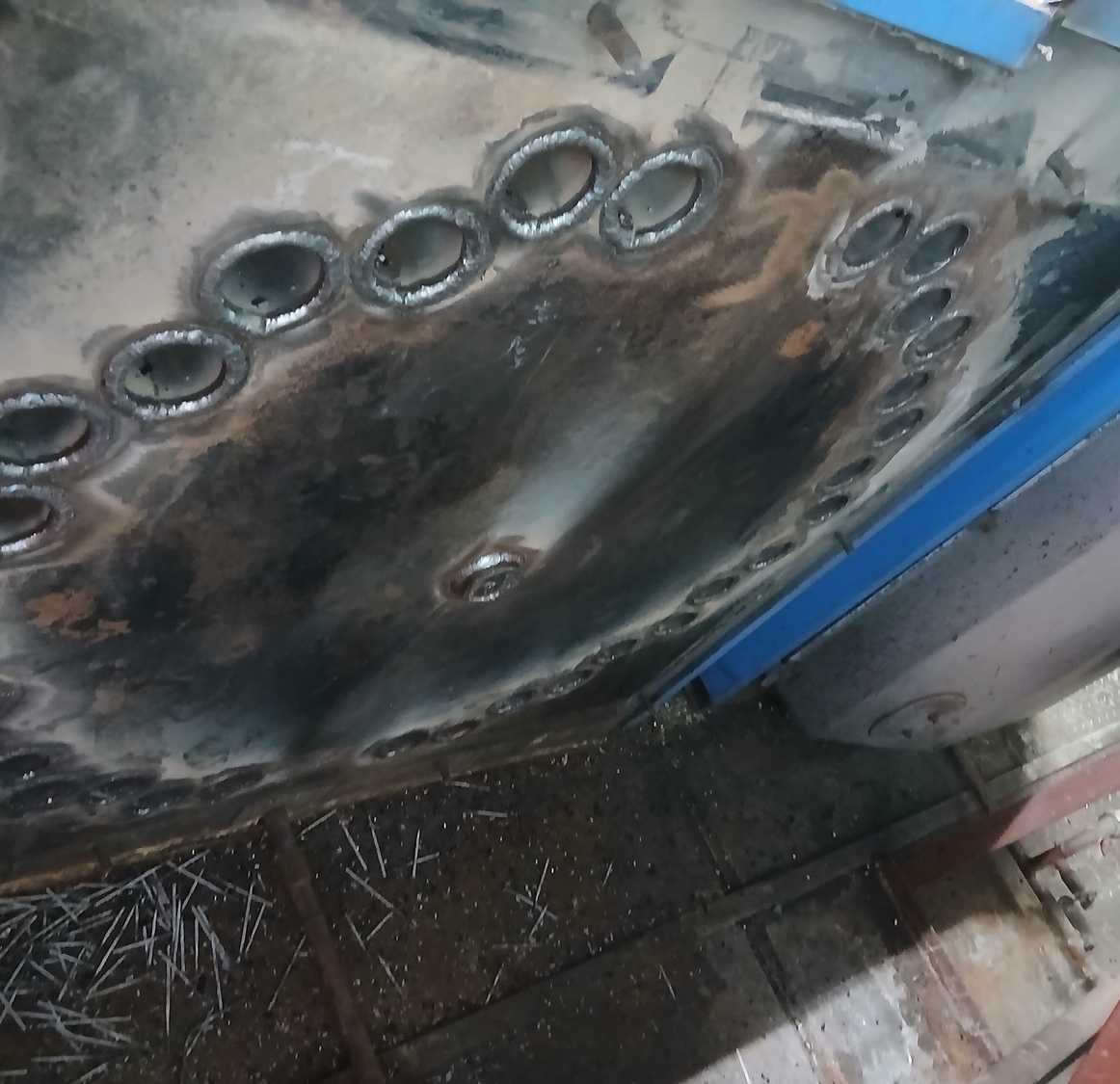 Котёл после ремонта и замены дымогарных труб. Сварные швы. Вид сзади.