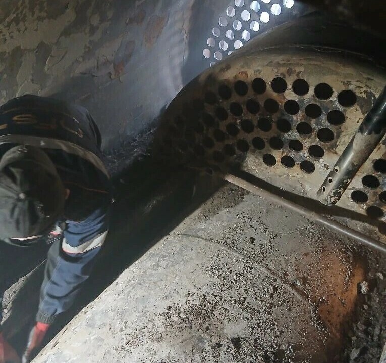 Очистка отложений. Паровой котёл, вид изнутри.
